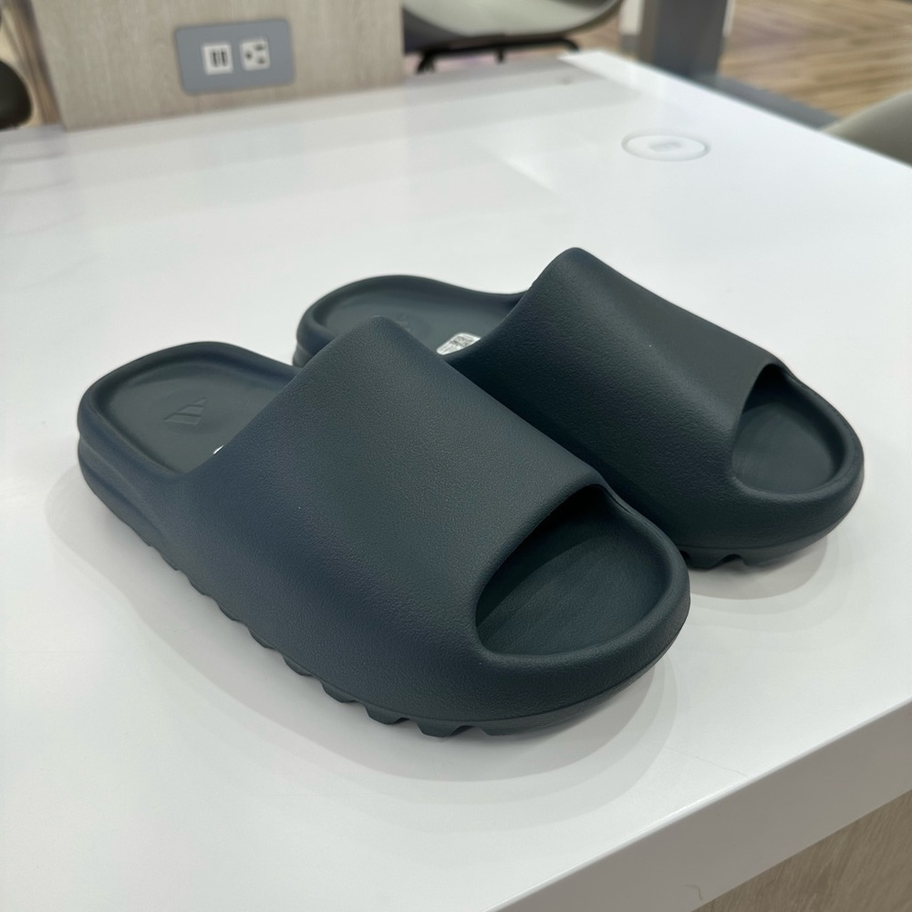 Yeezy Slides Size 8